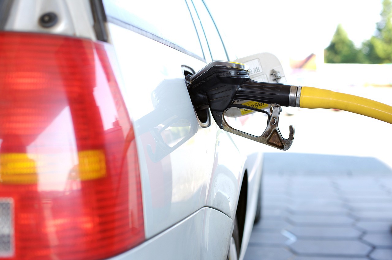 Prețurile la carburanți cresc: Noile tarife anunțate de ANRE