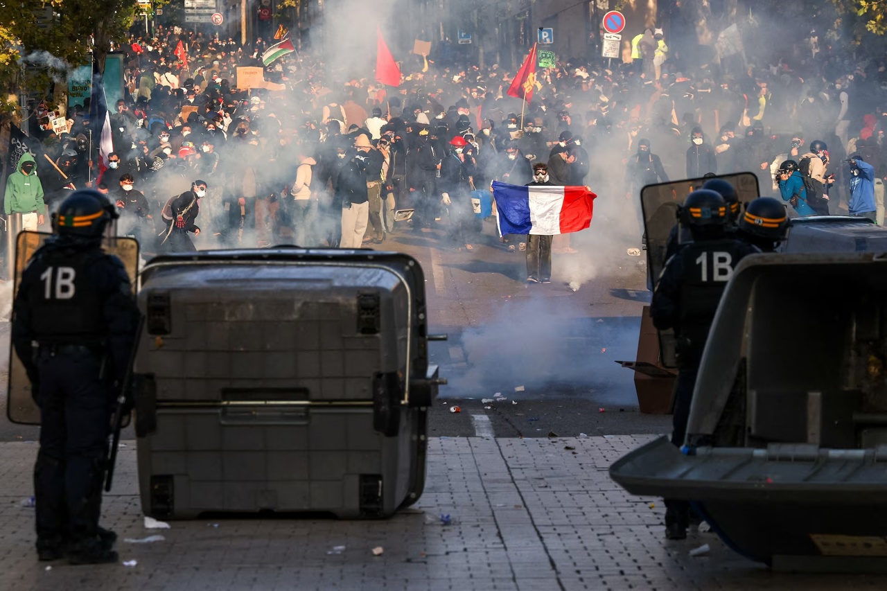 Peste 400.000 de oameni au protestat în Franța. Violențe la Paris și în alte orașe