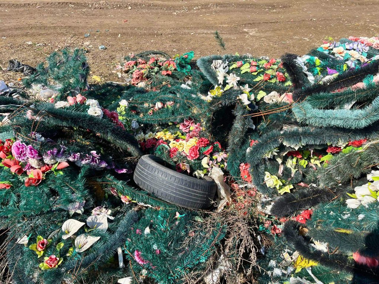 Ministry of Environment plans to ban plastic wreaths and single-use bags