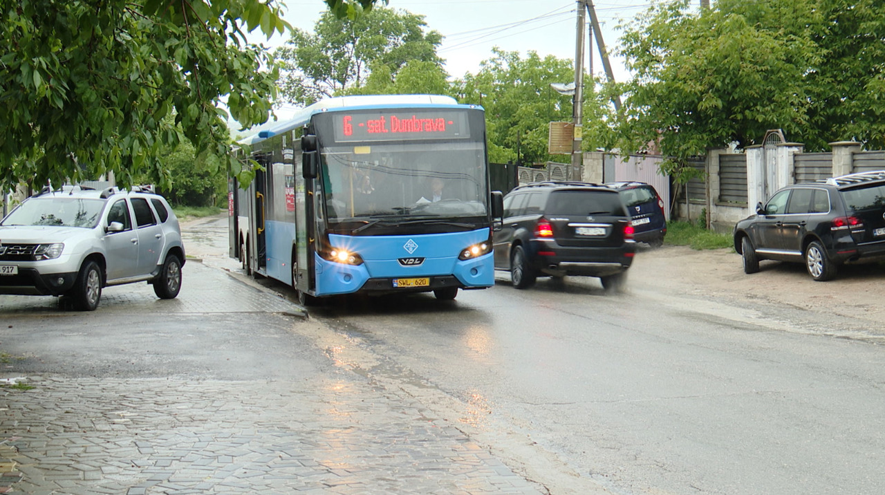 Copiii întârzie la școală, părinții, la muncă: criza transportului în Dumbrava