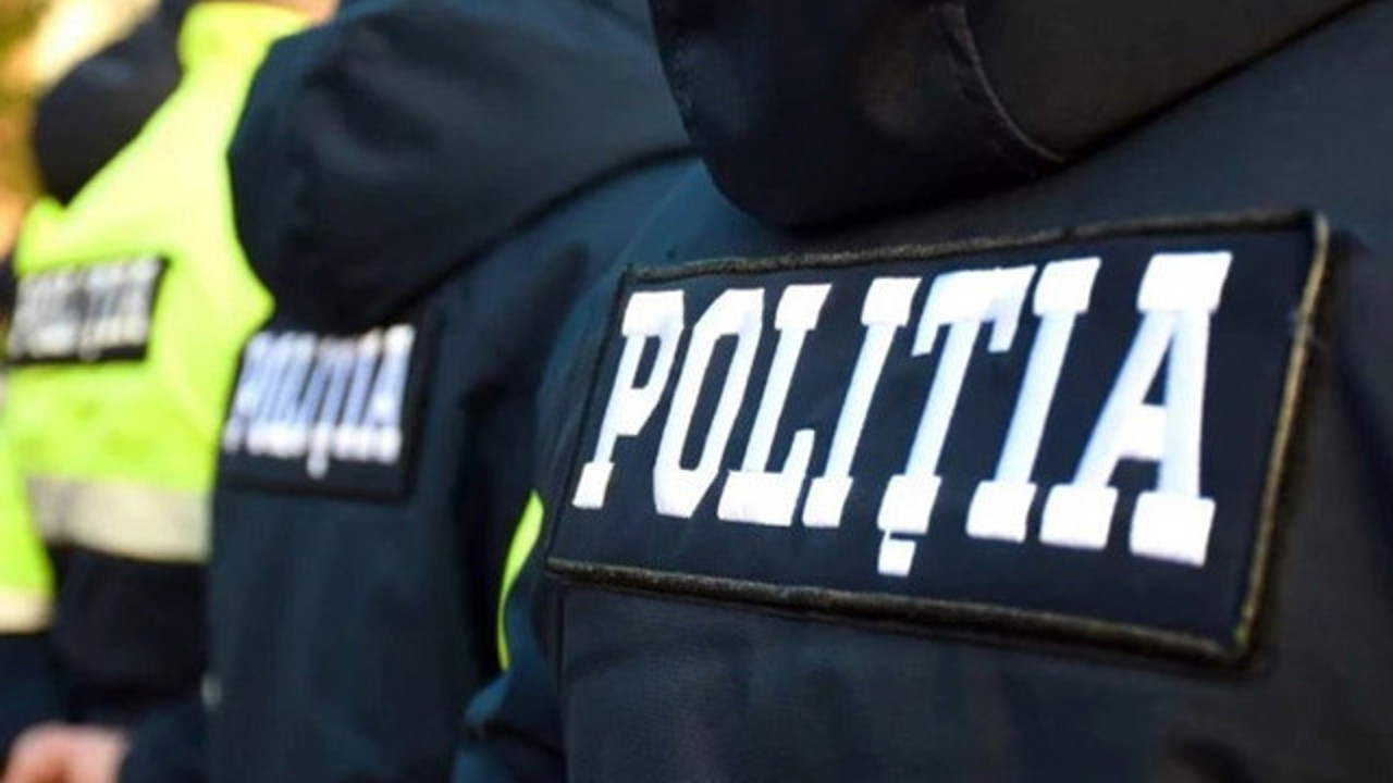 Două femei, păcălite de doi tineri să le transmită 200.000 de lei: Ce riscă făptașii