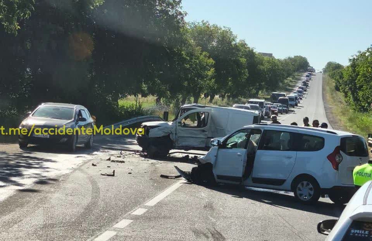 Trei persoane rănite în urma unui accident la Sângera: un automobil s-a răsturnat