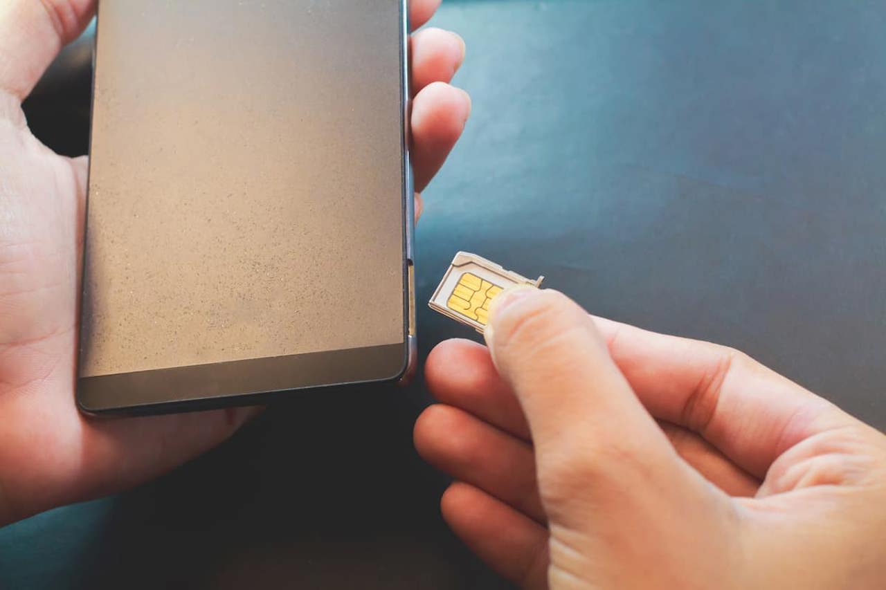 Prezentarea actului de identitate devine obligatorie la activarea cartelelor SIM
