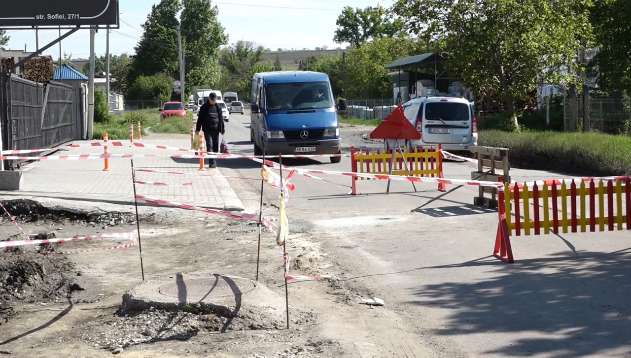 O groapă imensă pe o stradă din Bălți - motiv de nemulțumire pentru locuitori 