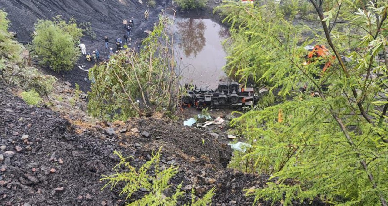В Якутии автобус с вахтовыми рабочими упал с 30-метрового обрыва: 13 человек погибли