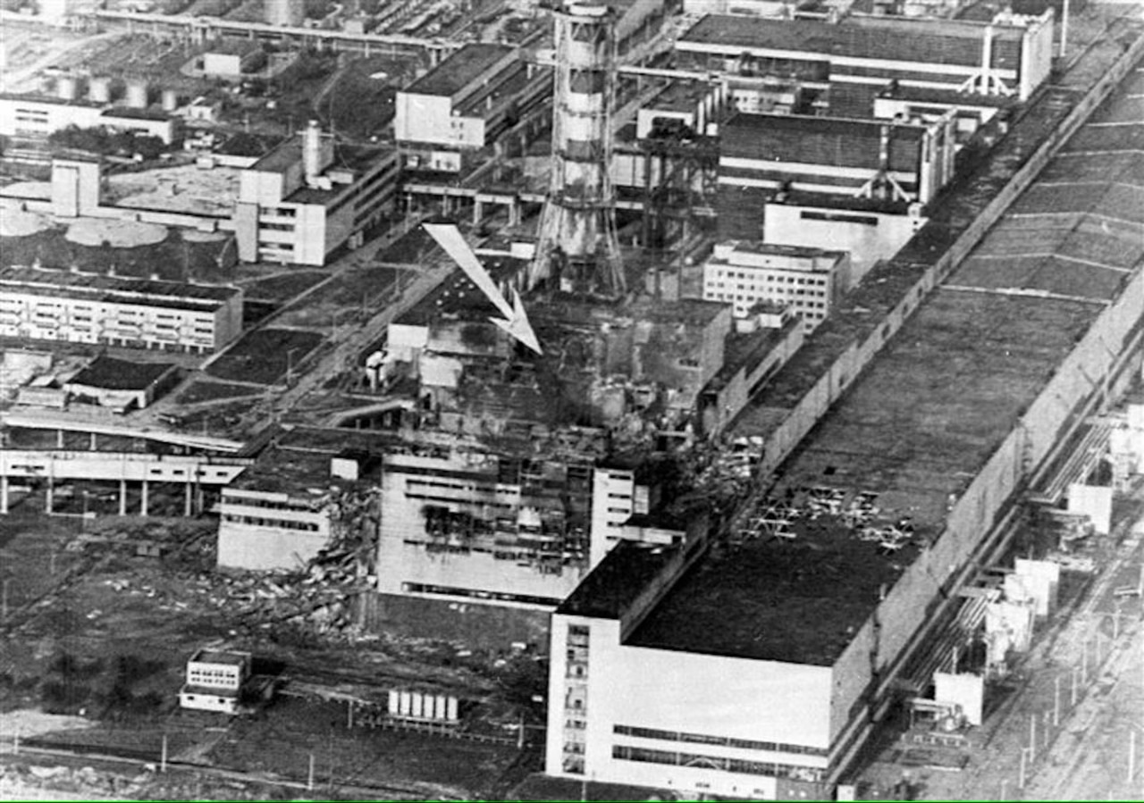 Reuters / Vedere aeriană a centralei nucleare de la Cernobîl din Ucraina, cu o săgeată indicând locul exploziei, 9 mai 1986.