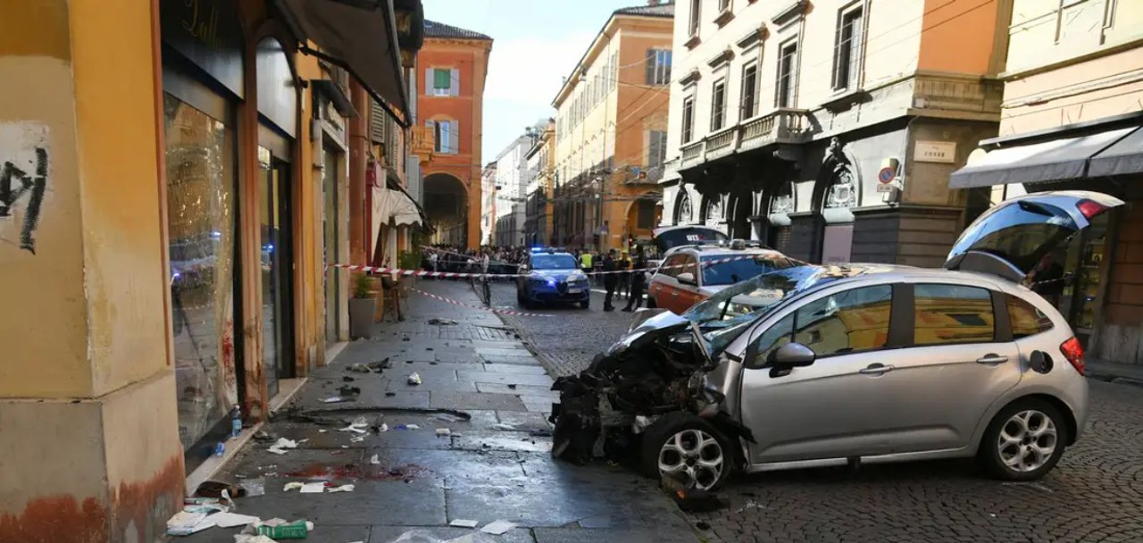 В Италии автомобиль въехал в толпу: пострадали восемь человек
