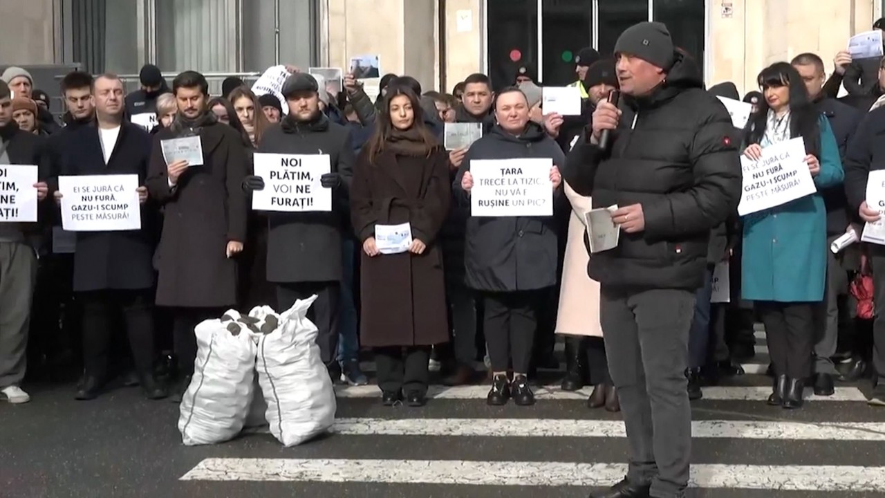 Facturi și saci cu tizic în fața Guvernului. Membrii și simpatizanții MAN critică gestionarea sectorului energetic 