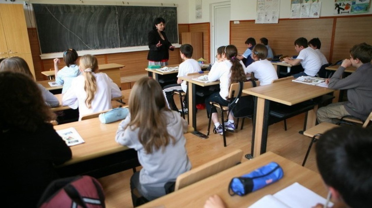 Profesorii care vor preda în alte școli după reorganizare vor primi până la 300 de mii de lei  