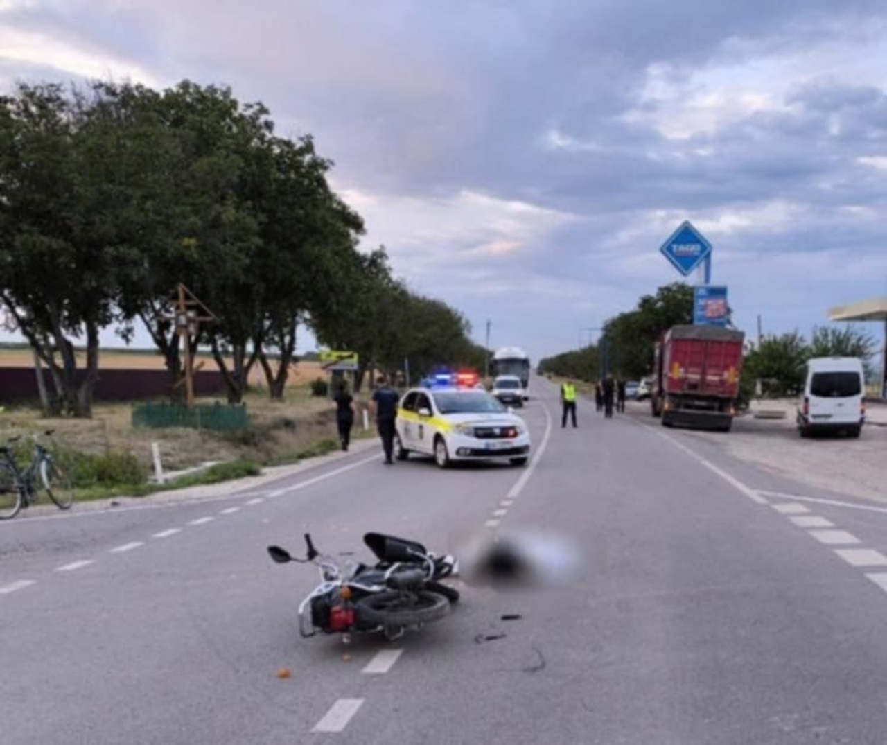 Comrat: Un adolescent a decedat, după ce s-a izbit cu motocicleta într-un camion