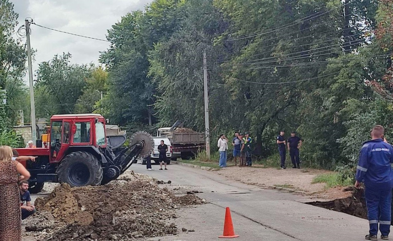 O porțiune de drum din Bălți s-a surpat din cauza unei alunecări de teren