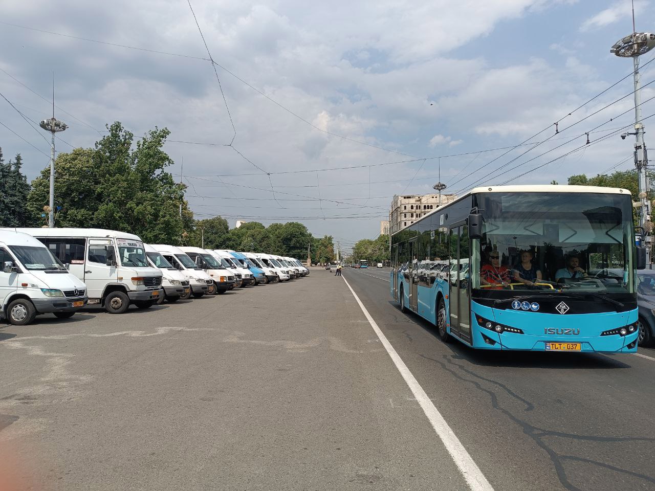 Transportatorii au protestat în centrul capitalei. Guvernul răspunde: „Nu poate exista majorare a tarifelor fără standarde minime de calitate și siguranță”