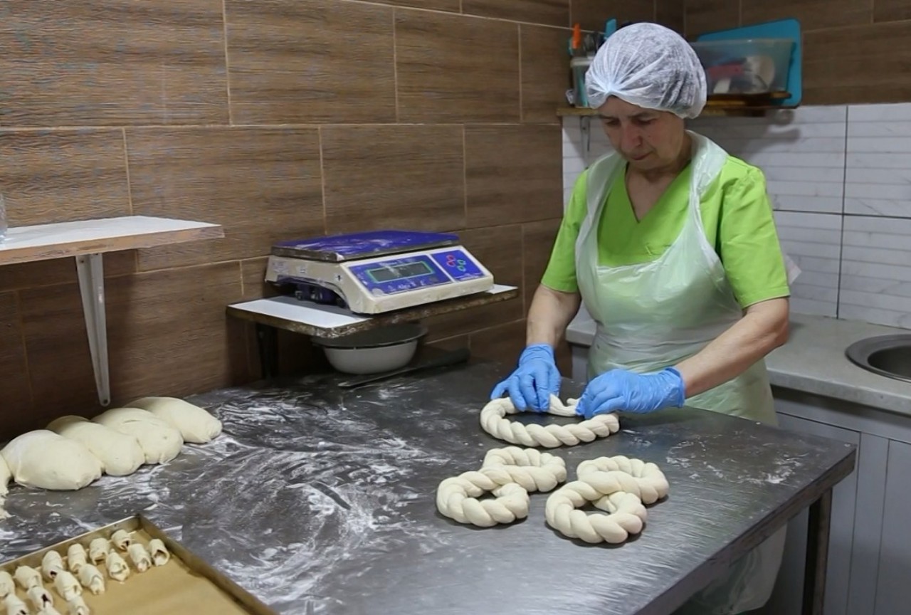 Ajunul sărbătorii celor 40 de Mucenici: Gospodinele coc sfinți, plăcinte și prăjituri pentru pomană