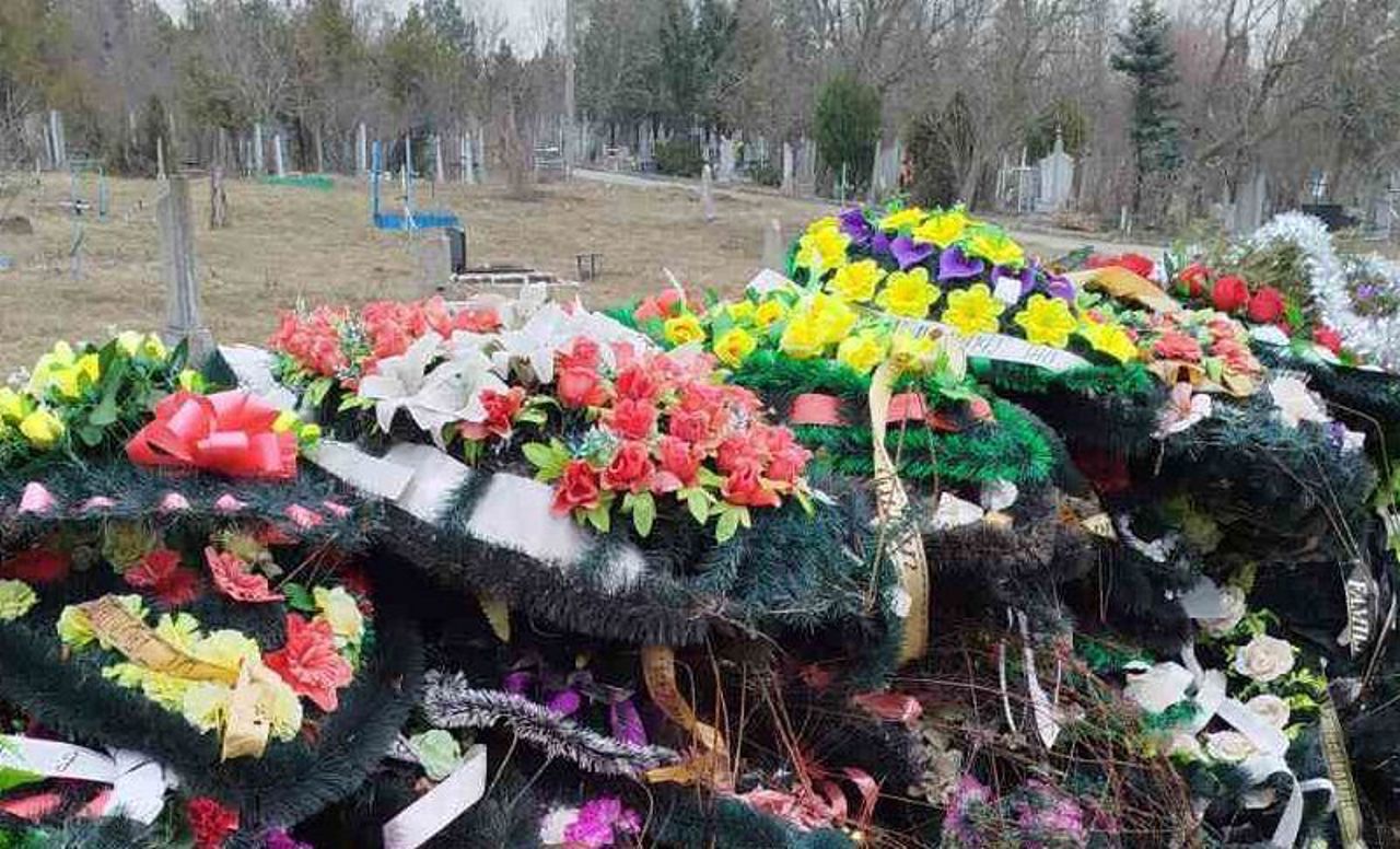 Florile artificiale – între obicei și poluare. Ce spun oamenii din Bălți
