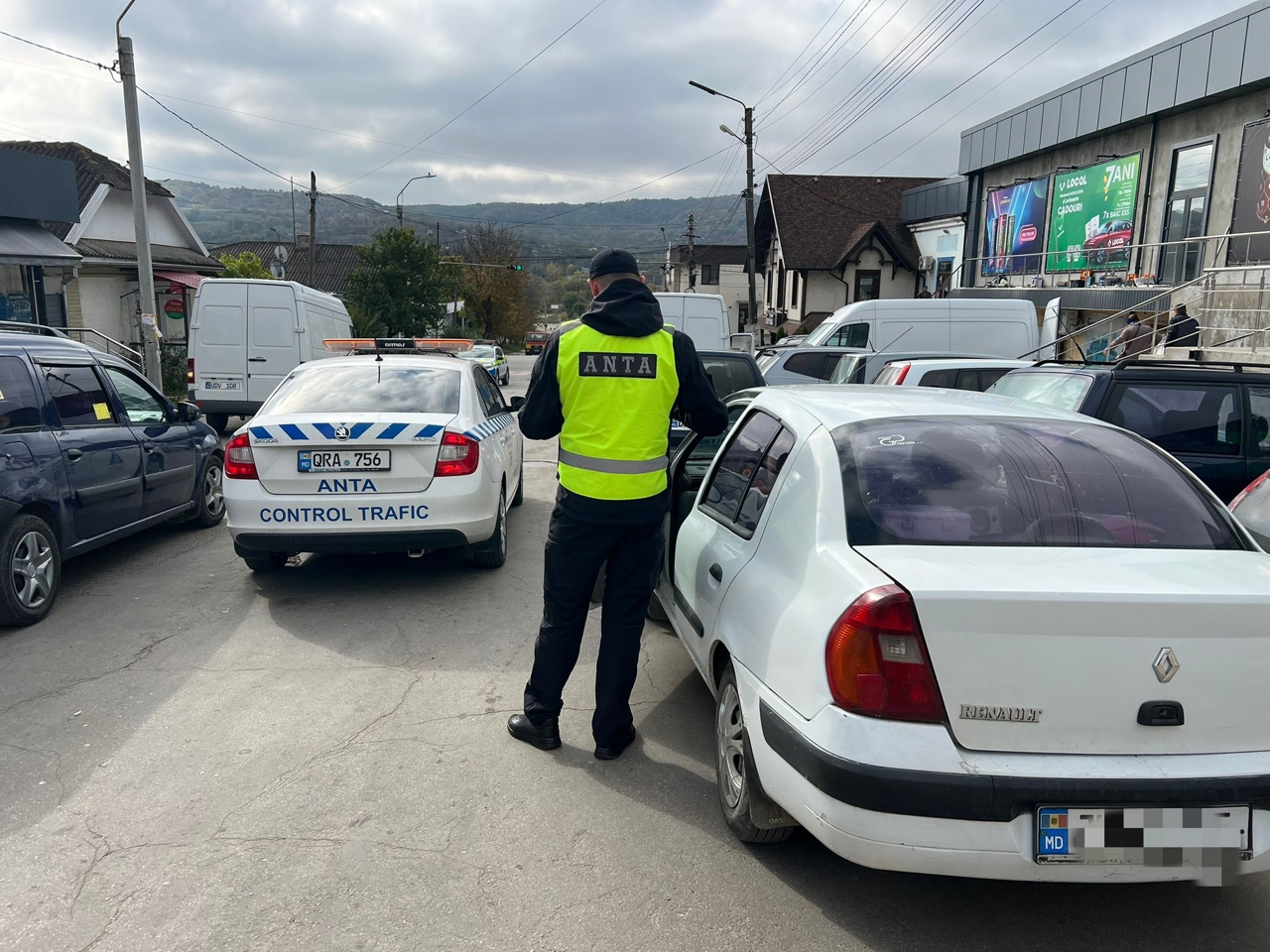 Illegal taxi service in Călărași: drivers fined and cars left without license plates