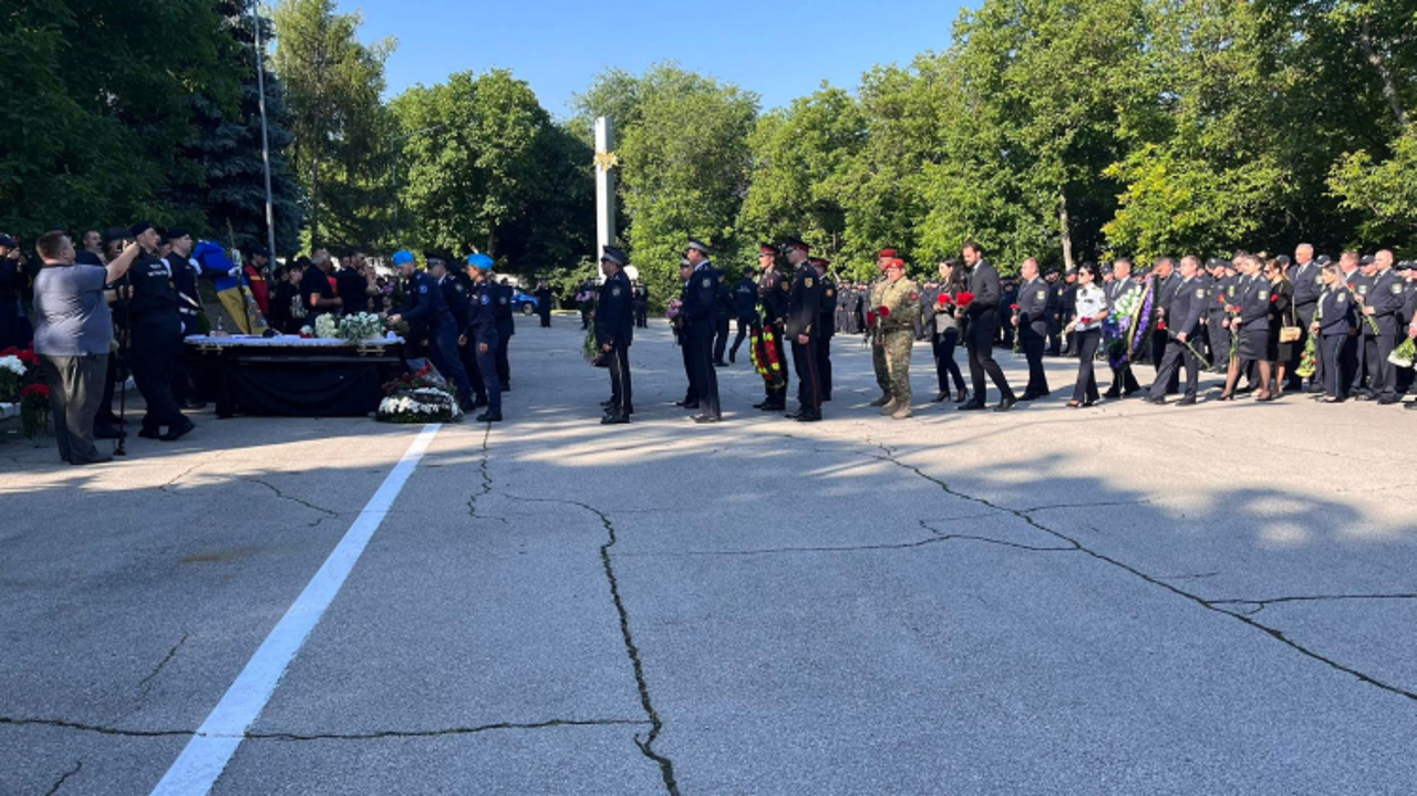 Maia Sandu attended the funeral ceremony in memory of officer Serghei Muntean. "Together we will carry in our hearts the memory of his heroism"