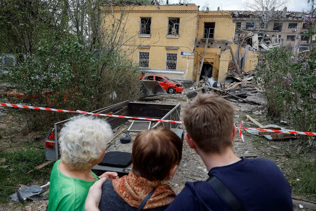 Reuters / Locuitori, lângă o clădire afectată de un atac cu rachetă rusească, la Kiev, 24 aprilie 2025