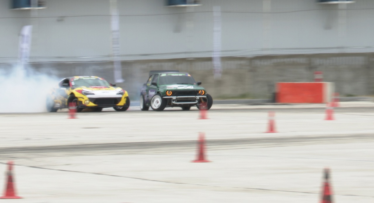 Adrenalină și cauciucuri arse la campionatul național de drift