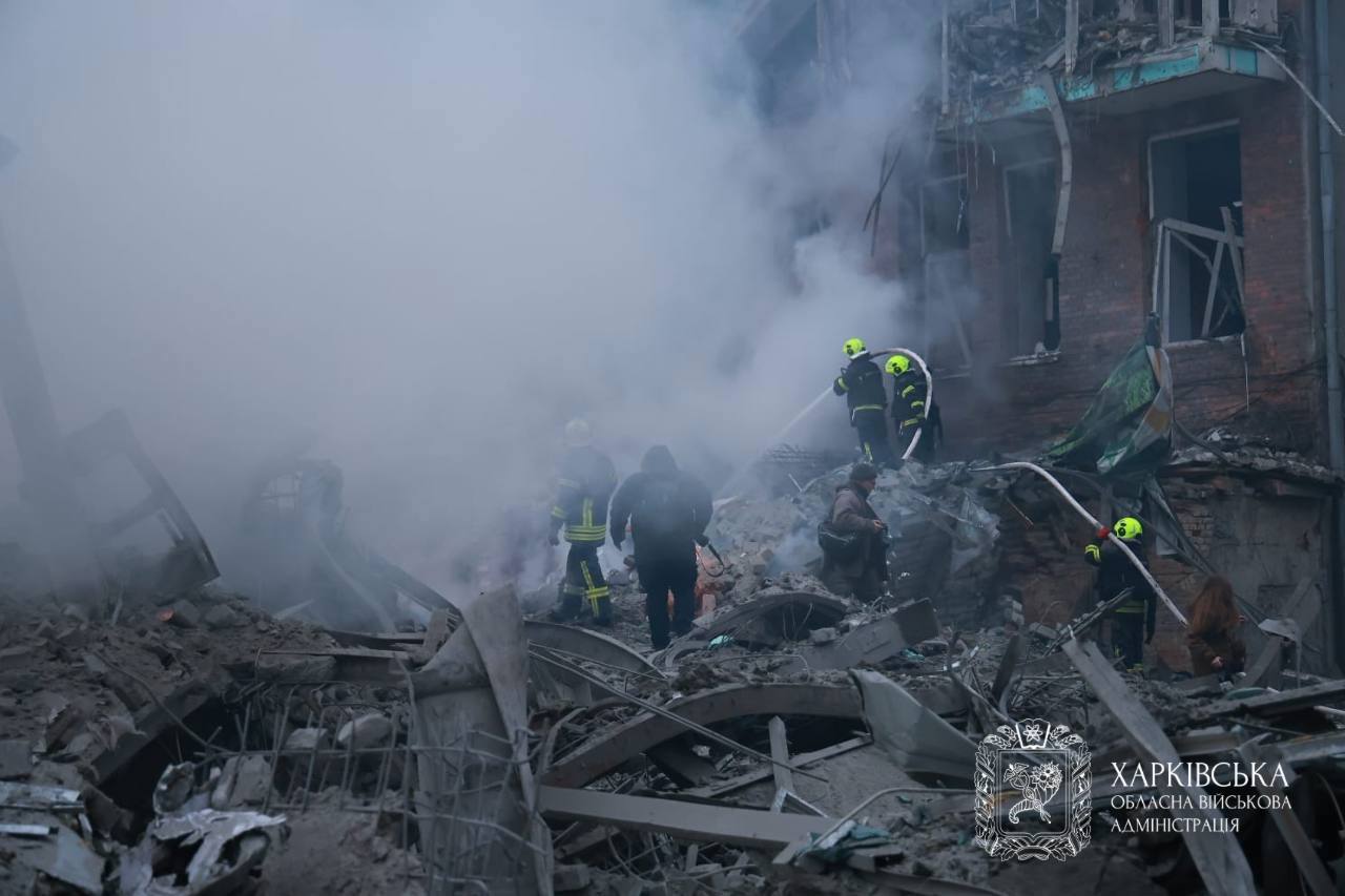 "Прямо по жилой застройке". В Харькове из-за российской атаки разрушена пятиэтажка