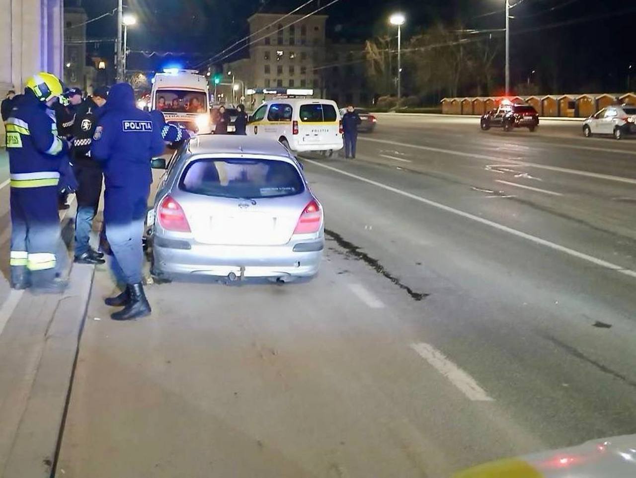 Circula cu viteză excesivă, în plină noapte, pe străzile din Chișinău, fugind de poliție: Copil de șase ani, ostaticul tatălui