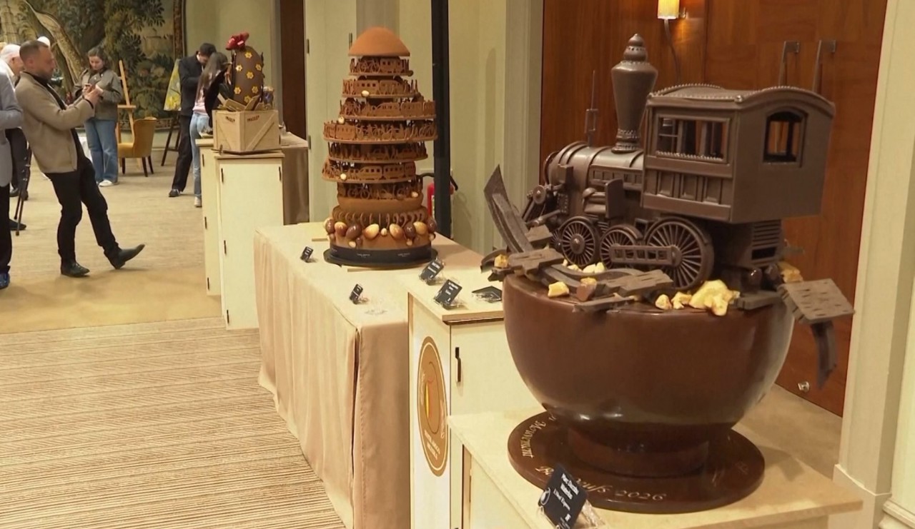 Expoziție pascală cu sculpturi din ciocolată: Banii adunați din bilete vor fi donați pentru lupta împotriva cancerului  