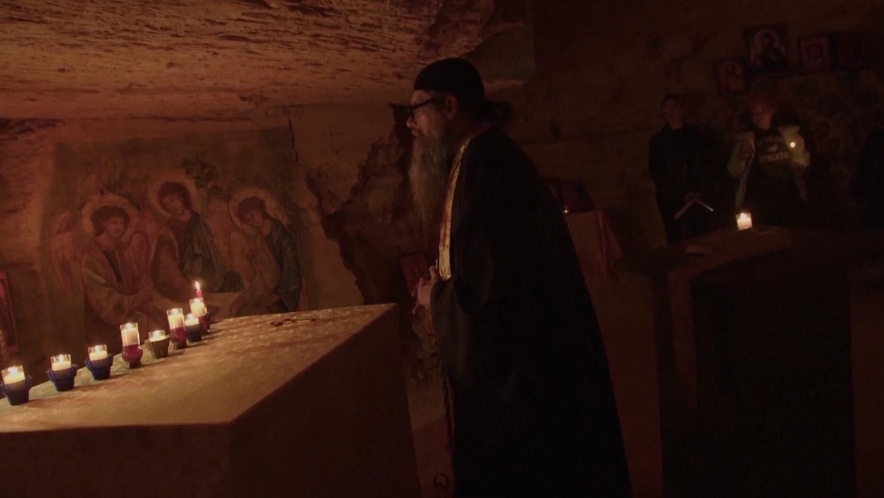 Cu credință și speranță, ucrainenii se roagă în biserici improvizate 