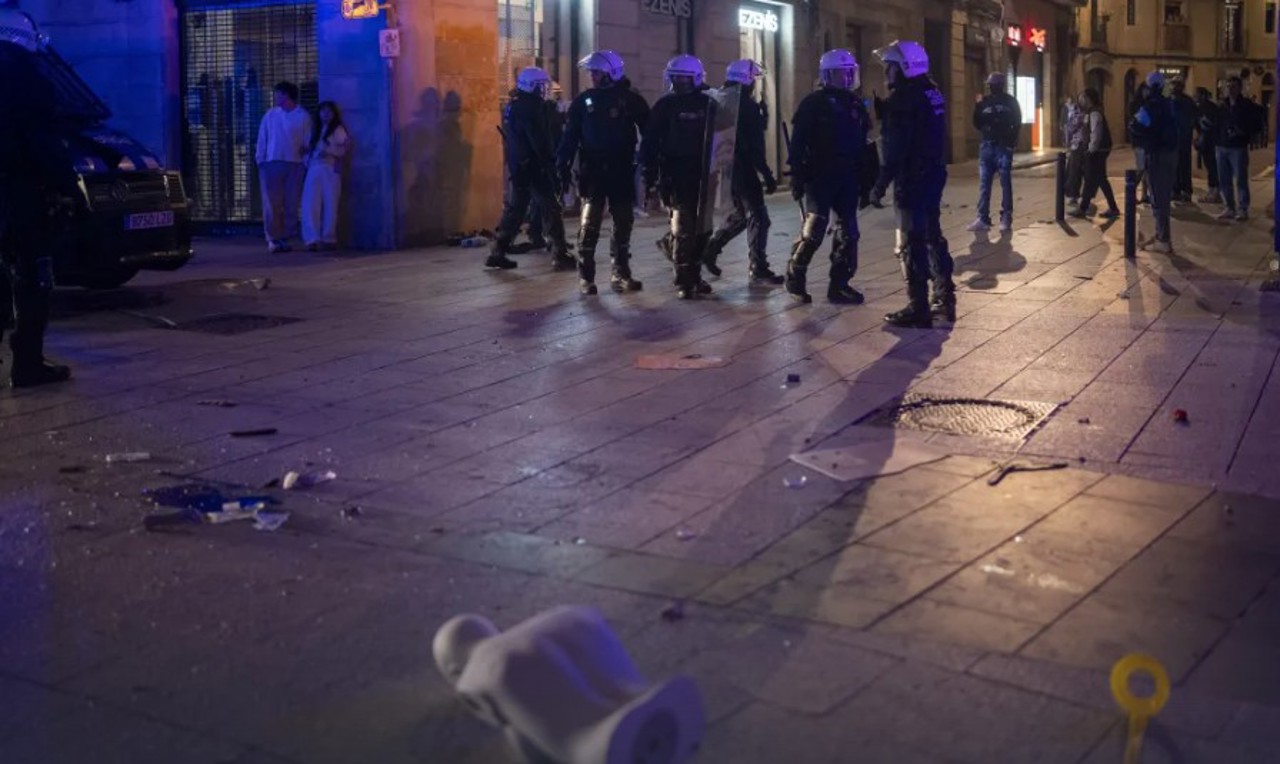 Barcelona: 128 de persoane, printre care 73 de minori, arestate pentru acte de vandalism și jafuri