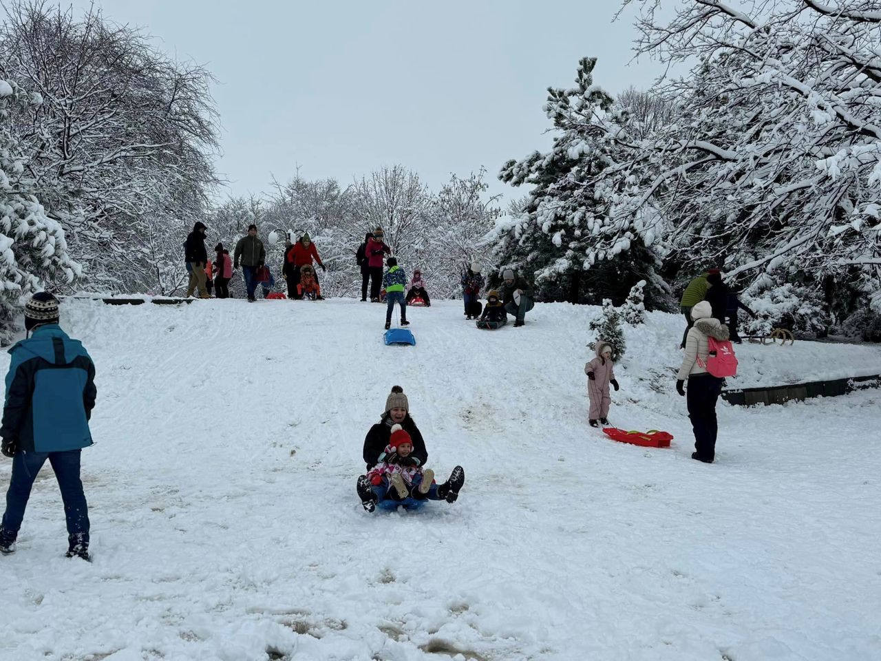 Sania, gheața și zonele cu trafic pot deveni pericole pentru copii iarna, atenționează autoritățile
