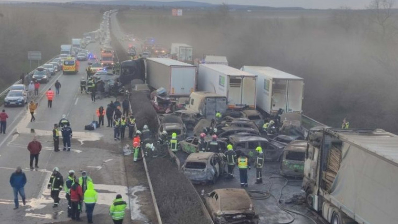 Accident în lanț pe o autostradă din Ungaria: 42 de camioane și autovehicule s-au ciocnit. Cetățeni români - printre victime