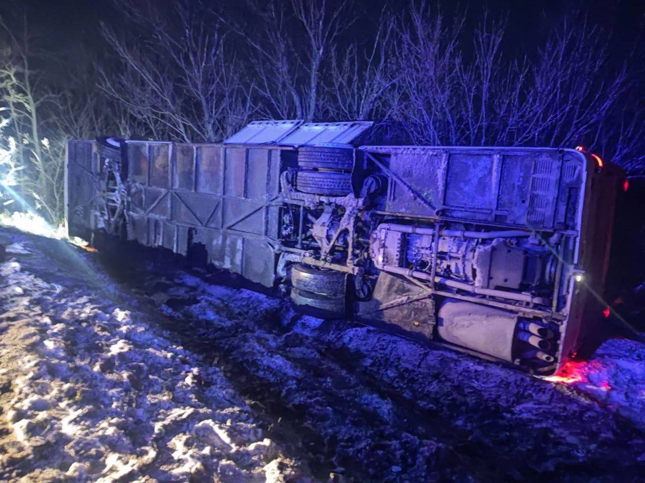 A bus on the Chisinau-Odessa route, with 21 people on board, overturned in Anenii Noi district