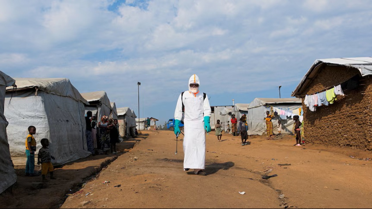 OMS va începe săptămâna viitoare testarea a două tratamente împotriva tulpinii rare de Ebola