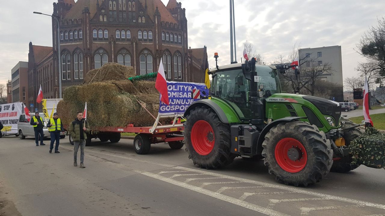 Polish Farmers Block Roads in Mass Protests