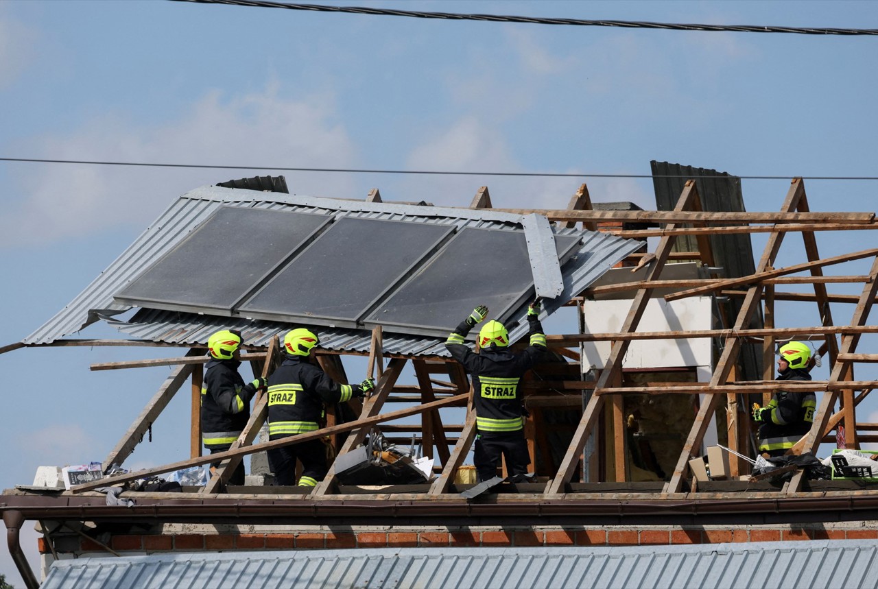 В Польше подтвердили случайный удар ракетой по жилому дому во время вторжения российских беспилотников