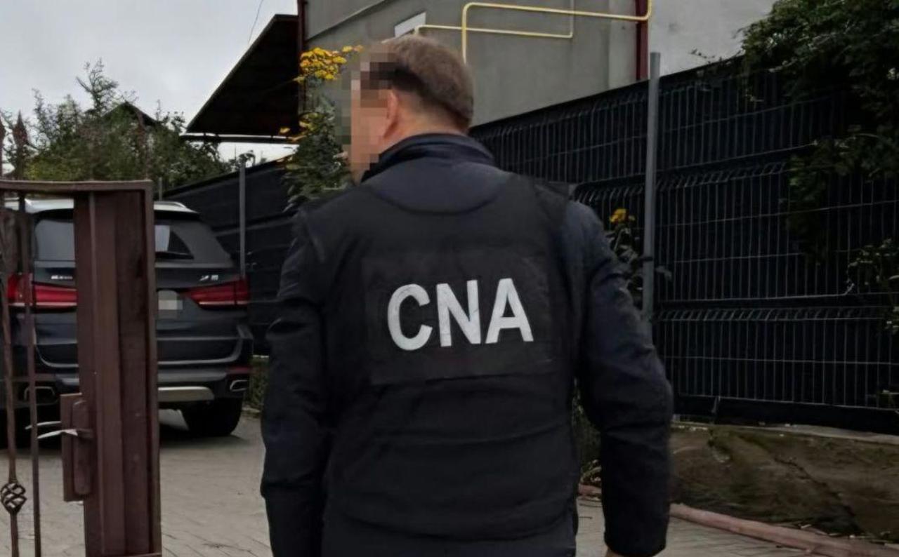 Un bărbat ar fi luat 7.500 de euro pentru a ajuta un șofer prins beat la volan să scape de dosar. CNA și PA efectuează percheziții