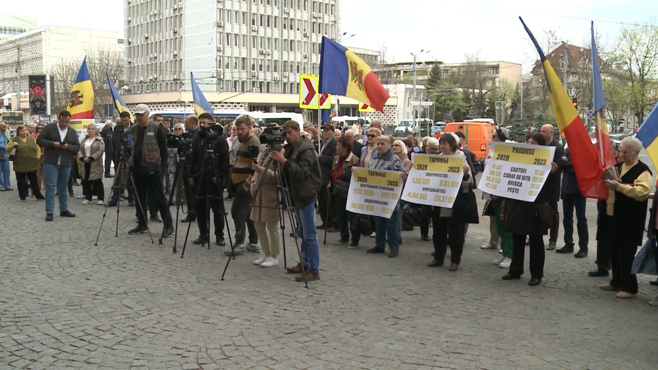Депутаты от Блока коммунистов и социалистов устроили протест у Министерства финансов