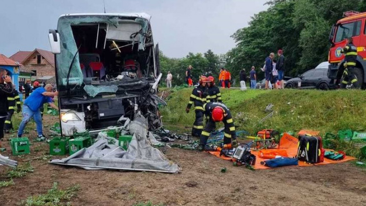Accident grav în România. Un autocar cu 56 de pasageri s-a ciocnit cu un camion