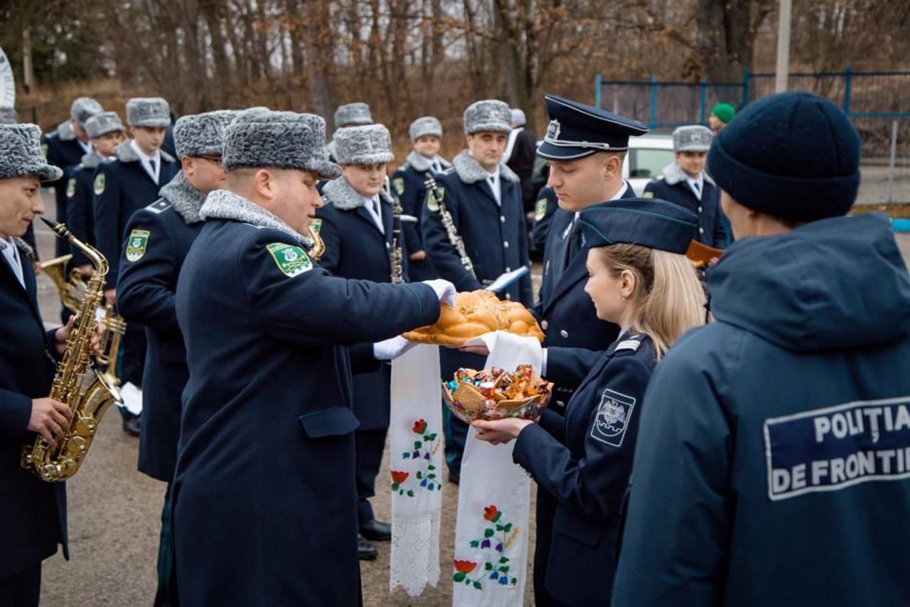 Cu fanfara, la hotar. Polițiștii de frontieră și-au colindat colegii ucraineni, în ajun de Crăciun
