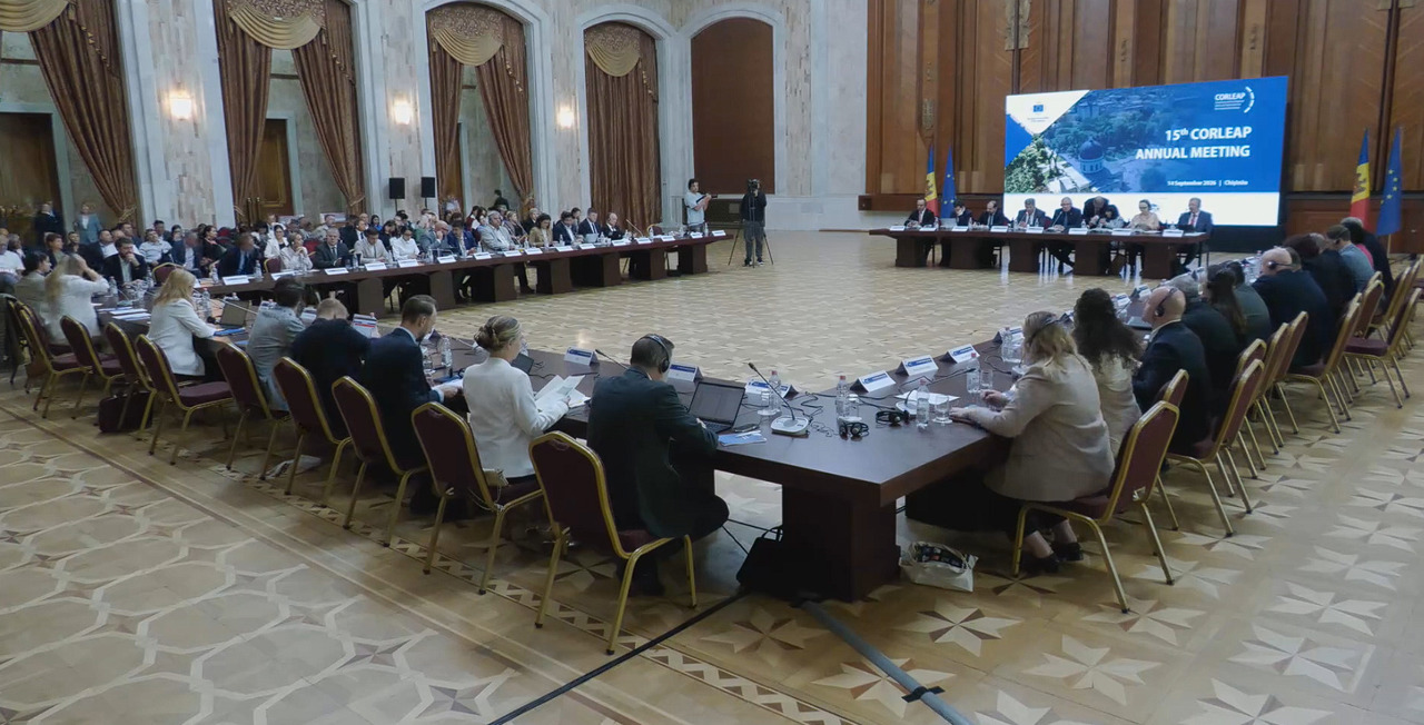 „Am devenit mult mai vulnerabili la manipulare”: Dezinformarea și reforma teritorială, discutate la Chișinău de oficiali moldoveni și europeni