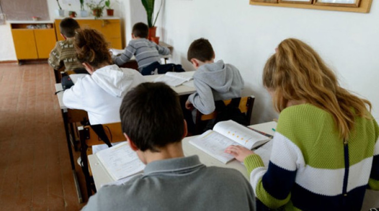 Școala în 2027 | MEC solicită opinii de la elevi, profesori și părinți pentru elaborarea noilor curricule