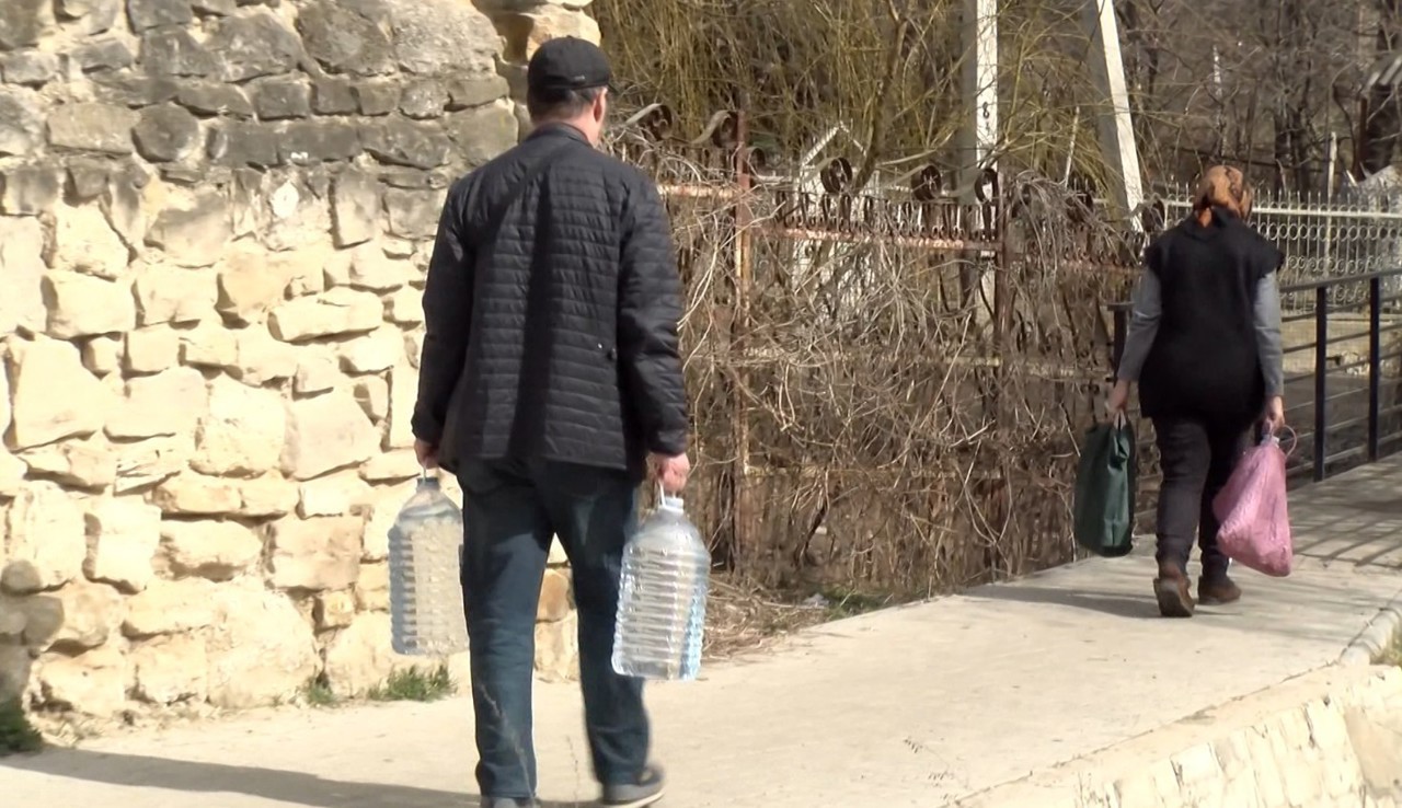 Apă cu gust și miros specific la Bălți: Primarul cere intervenția Guvernului
