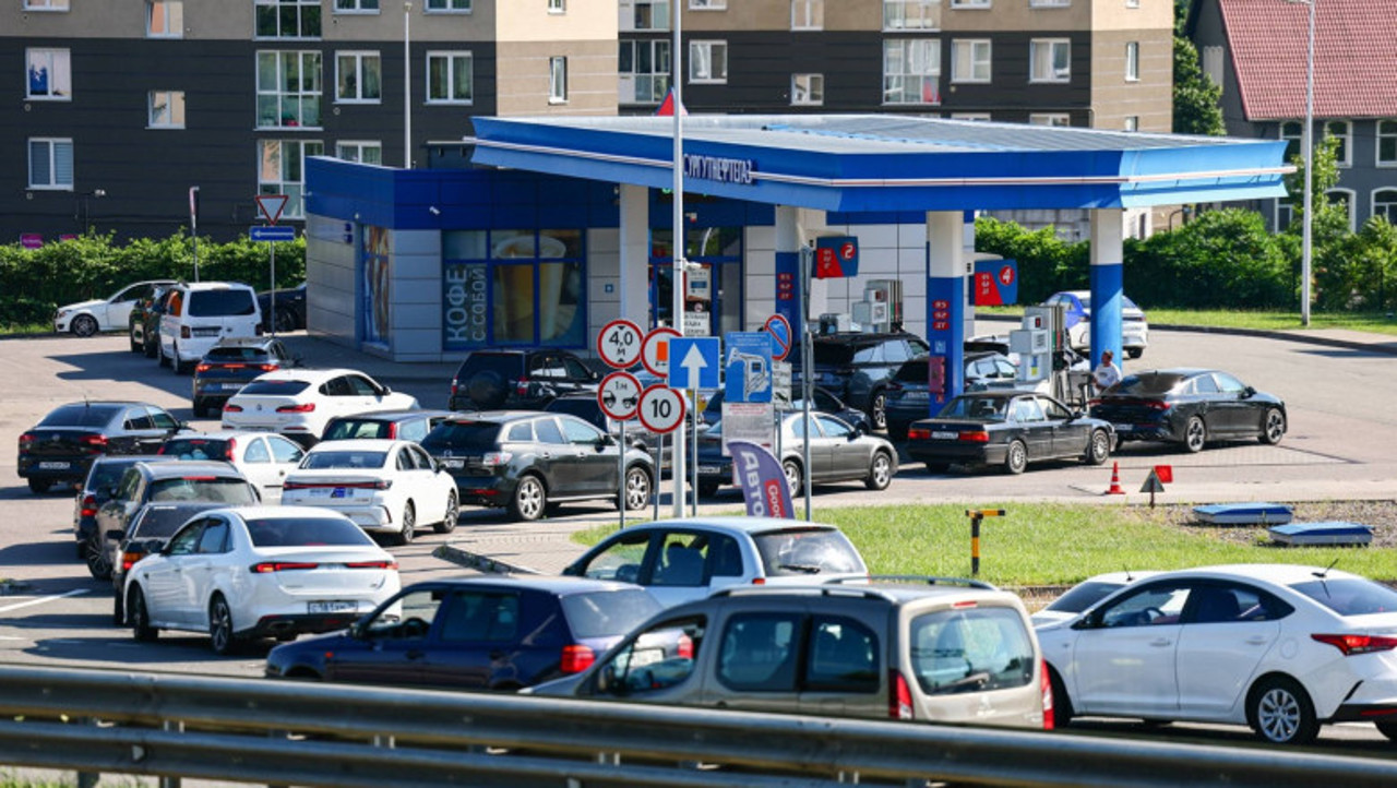 Fuel crisis deepens in Russia as refinery strikes trigger rationing