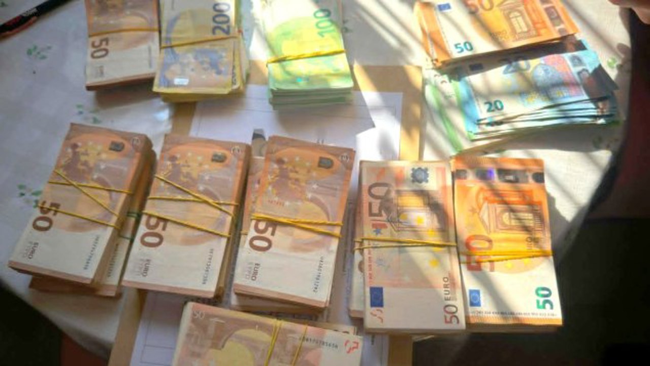 Telefoane de peste un milion de euro, vândute ilegal în R. Moldova: Rețea de spălare de bani, destructurată la Bălți