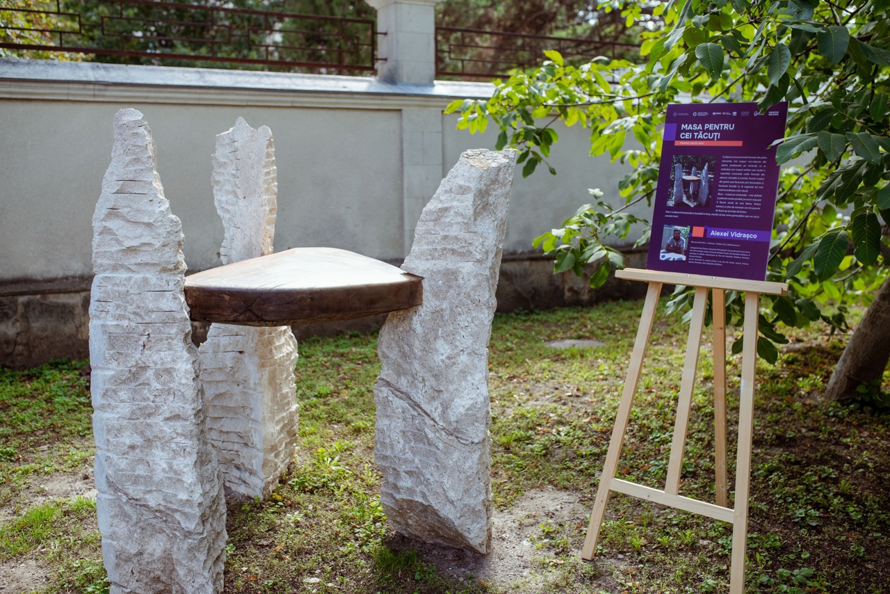 În curtea Muzeului Național al Literaturii Române a fost inaugurată o galerie de lucrări realizate de sculptori moldoveni