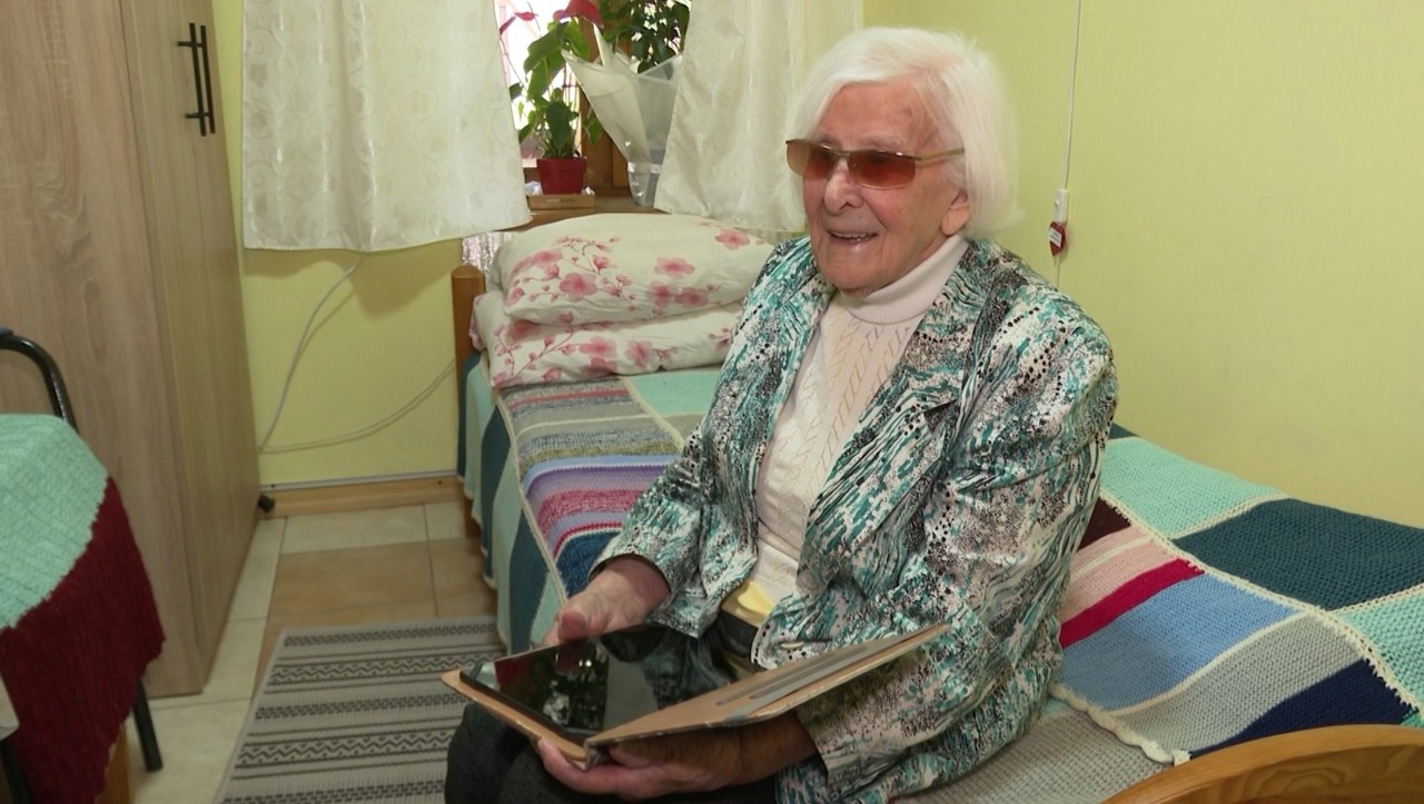 Locuitoare din Strășeni, exemplu de energie la 100 de ani: Face gimnastică și citește cel puțin două ore pe zi  