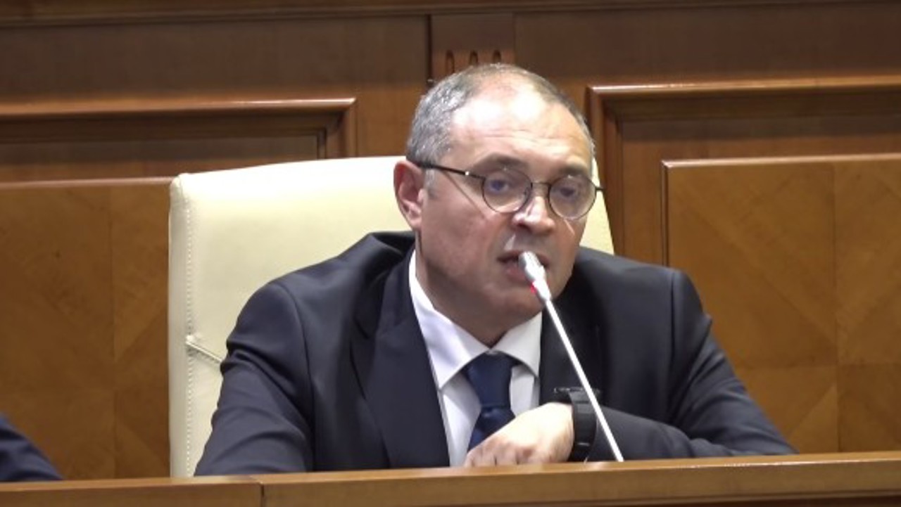 New culture minister faces questions over CV and past