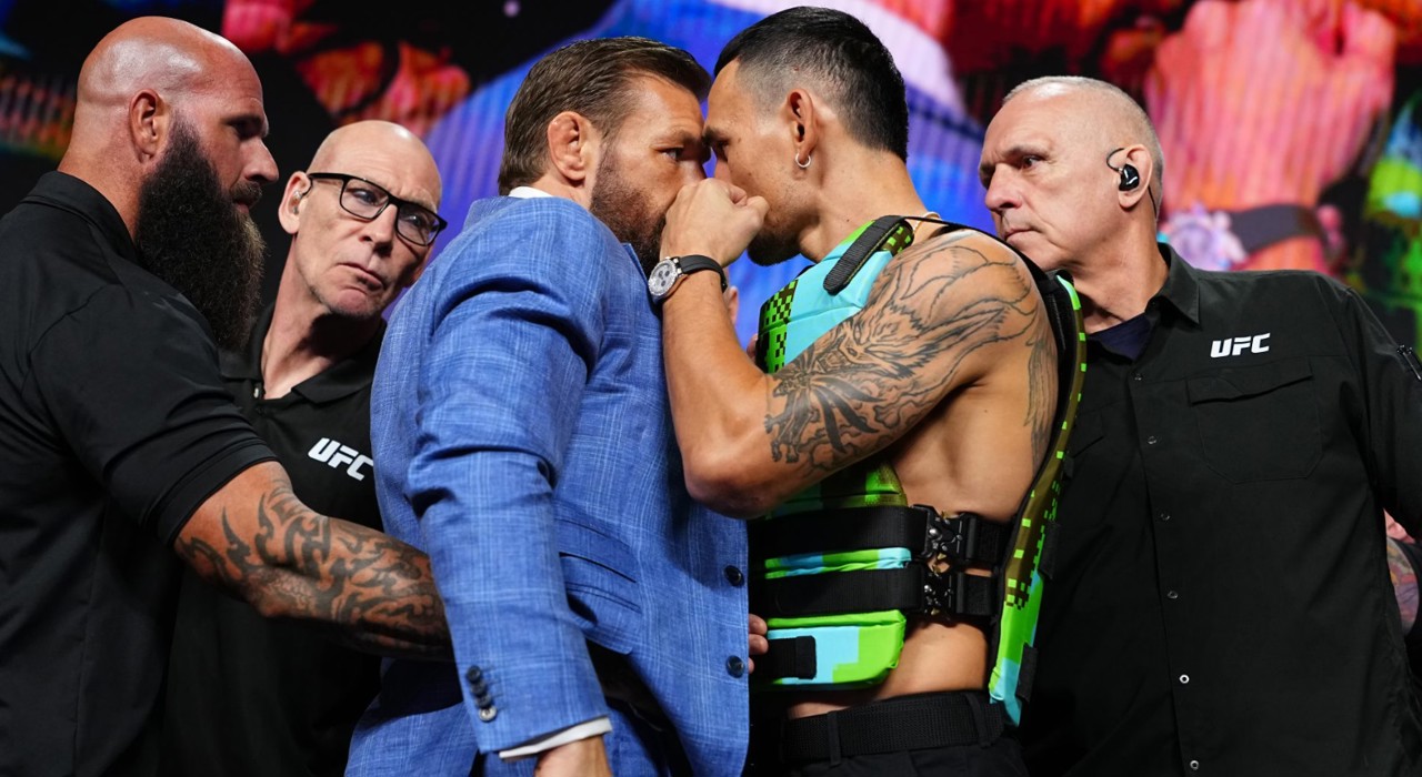A început confruntarea! Conor McGregor și Max Holloway au avut un schimb de replici tăios, iar la cântarul oficial au fost la un pas de bătaie