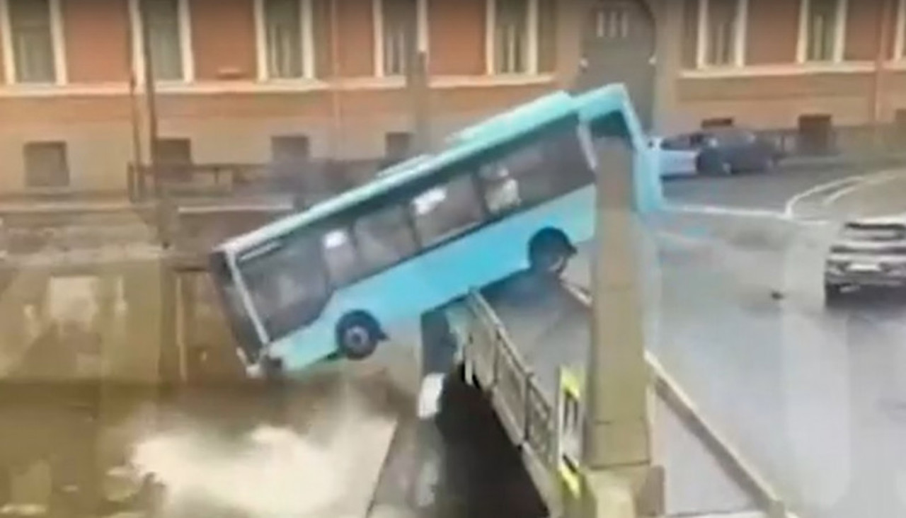 В Санкт-Петербурге упал в реку рейсовый автобус. МЧС: Три человека погибли, ещё четверо — в состоянии клинической смерти 