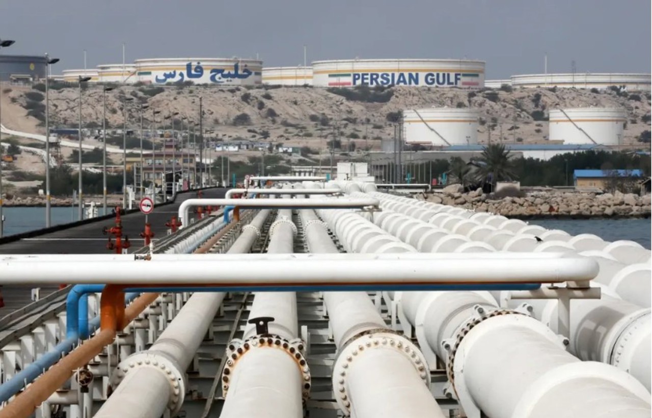 Bloomberg: Тегеран возобновил экспорт нефти через терминал Харг после снятия блокады США