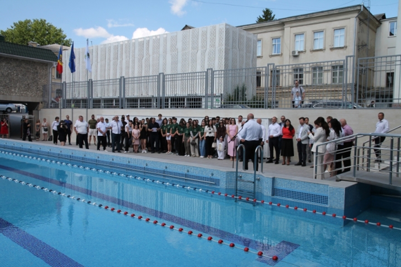 Bazinul din spatele Guvernului, redeschis după doi ani de renovări. Investiția a totalizat 18 milioane de lei