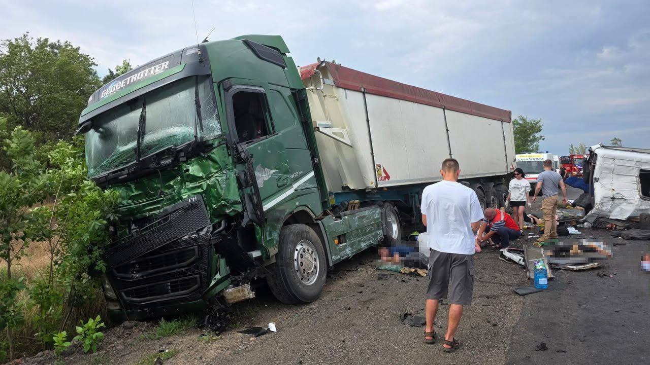 Microbuz de rută s-a ciocnit cu un camion pe drumul Odesa-Mîkolaiv: 14 persoane au decedat, șase au fost rănite